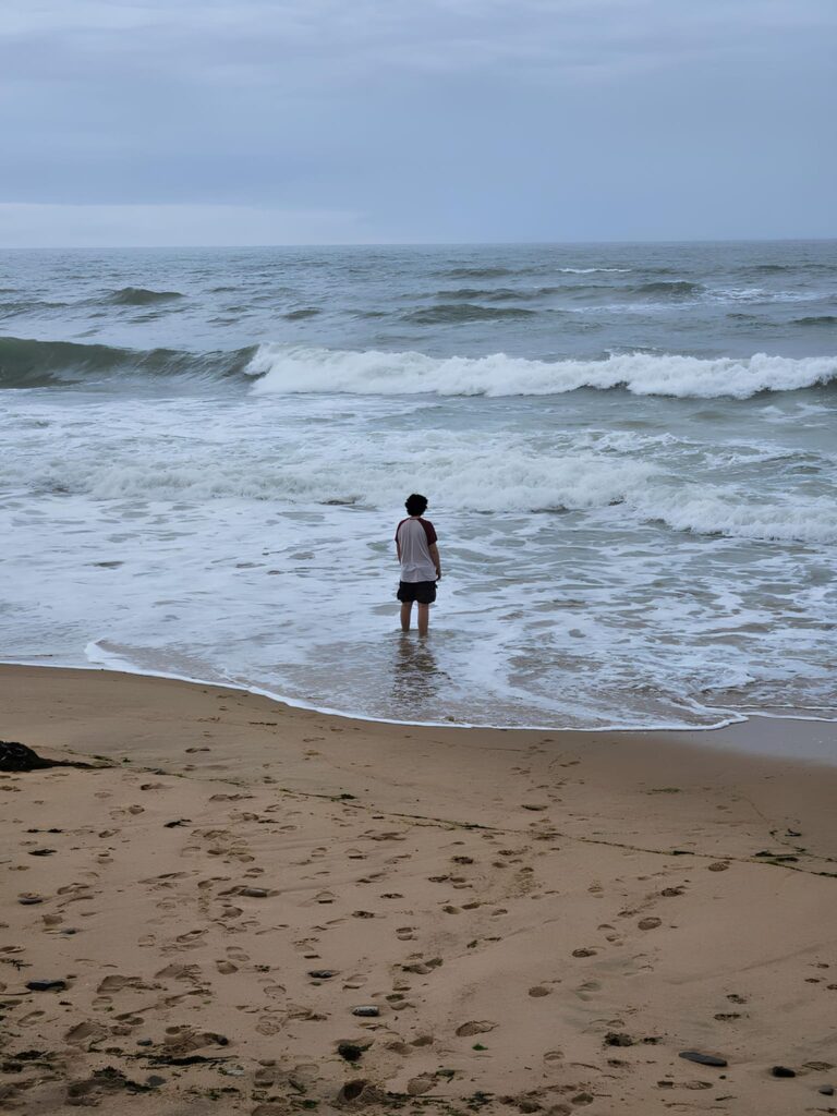 Personne les pieds dans l'eau